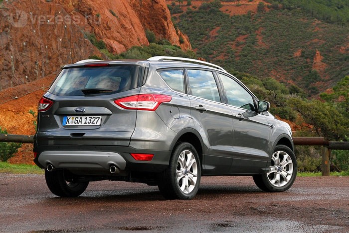 A lemezek alatt a lengéscsillapítók újrahangolásával javítottak a menetkomforton, míg a feszesebb futómű a jobb úttartásért felel. Az elektromos kormányrásegítését is módosították, a korábbi 11,6-ról 11,1 méterre csökkent a kategóriájában amúgy is jónak mondható fordulókör, és a kormány is közvetlenebb lett. 