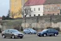 Egymás után jönnek ki a lépcsőshátú autók, amelyek jutányos áron nagy teret és strapabíró technikát ígérnek. A Peugeot és a Škoda újdonságait a kategória egyik alapautójával, a Chevrolet Aveóval vetettük össze