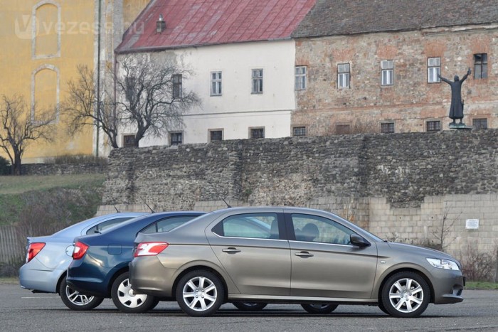 Teszt: Škoda Rapid, Peugeot 301, Chevrolet Aveo 7 | Vezess Mindegyik fél köbméter feletti csomagteret kínál, de csak a Rapidé használható ki igazán jól