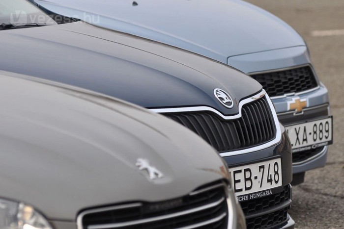 Teszt: Škoda Rapid, Peugeot 301, Chevrolet Aveo 18 | Vezess Nem kétséges, hogy a Škoda többet tud konkurenseinél. Az ötödik ajtó és a kulturált benzines turbómotorok hozzák előnybe