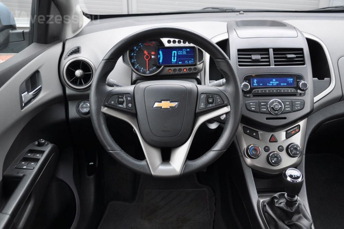 Teszt: Škoda Rapid, Peugeot 301, Chevrolet Aveo 10 | Vezess A General Motors típusaiban megszokott volán mögött harsány kavalkáddal lázad az Aveo. Ha szeretnénk elszakadni az átlagtól, ez a belső a fogunkra való!