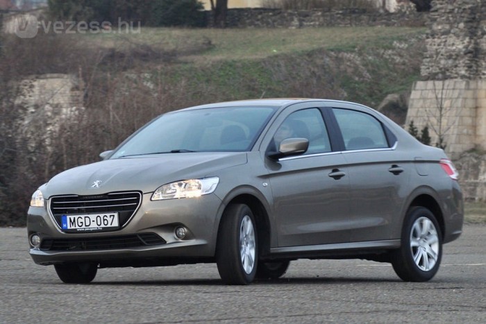 Teszt: Škoda Rapid, Peugeot 301, Chevrolet Aveo 15 | Vezess Messze a Peugeot rugózása a legkényelmesebb a hármasból, mégsem ér le a tükre kanyarban