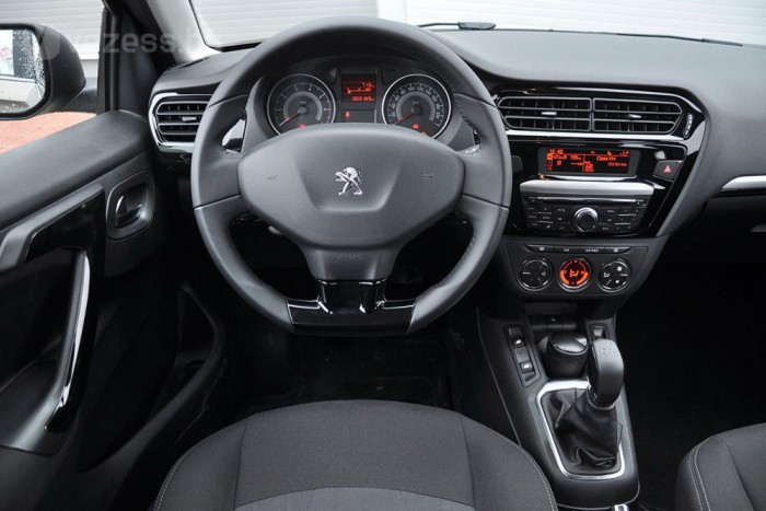 Teszt: Škoda Rapid, Peugeot 301, Chevrolet Aveo 12 | Vezess Az Allure felszereltség sokat segít a belső komfortszintjén, bőrkormány, fekete lakkozott műanyag díszek tűnnek fel, de így már elfelejthetjük a hárommilliós árcédulát