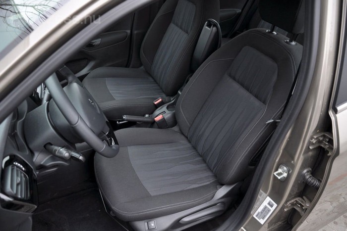 Teszt: Škoda Rapid, Peugeot 301, Chevrolet Aveo 14 | Vezess A Peugeot követi a régi francia iskolát, ülései kényelmesen puhára tömöttek, de az üléspozíció már kényelmetlen lehet magasabb sofőrök számára, a két irányban állítható kormány behatárolja a lehetőségeket