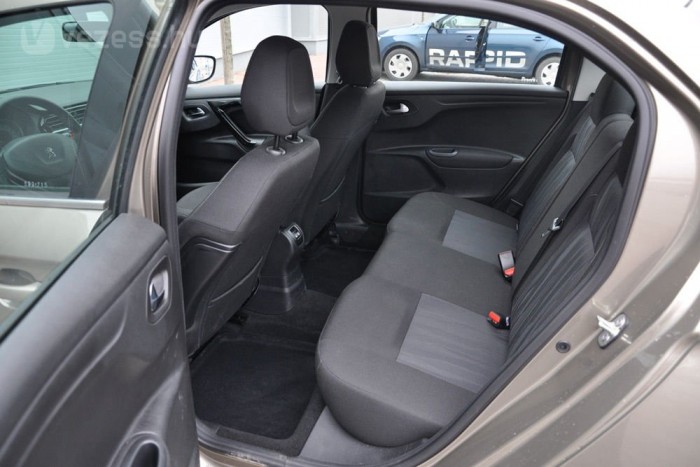 Teszt: Škoda Rapid, Peugeot 301, Chevrolet Aveo 9 | Vezess Méréseink alapján közel 30 cm hely jut a térdeknek. A fejtér már nem ilyen fejedelmi, de elfogadható, a hátsó helykínálatot tekintve pár centiméter eltéréssel ugyanazt kínálja a Skoda és a Peugeot