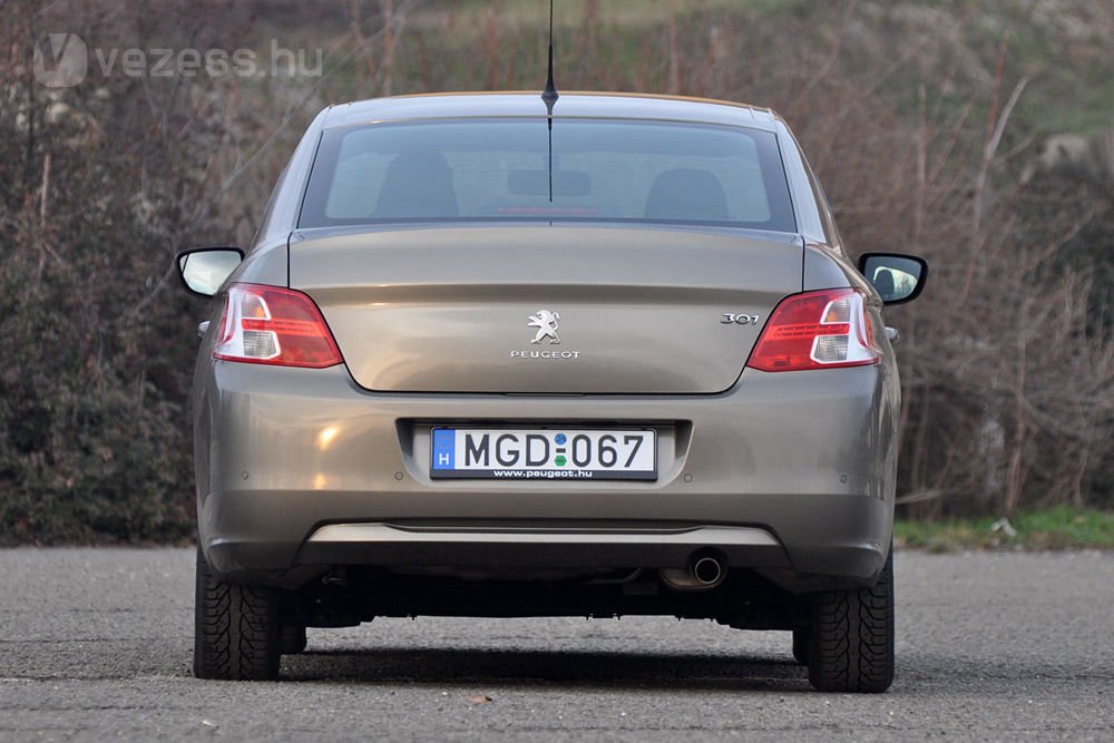 A Peugeot 301 ikertestvére a Citroen C-elysée, ugyanazzal a technikai tartalommal, kissé átszabott külsővel