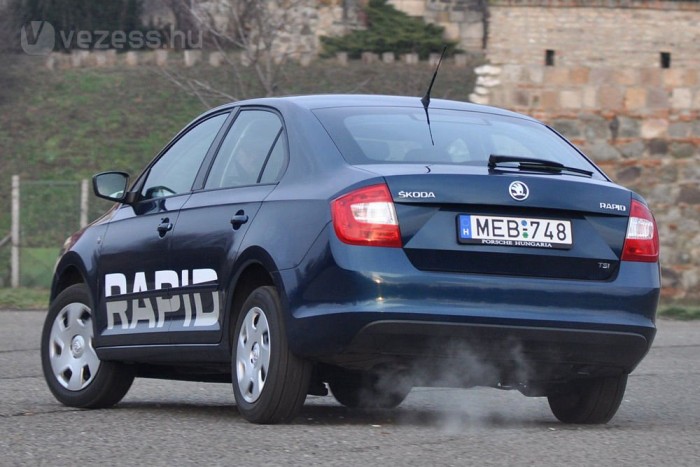 Teszt: Škoda Rapid, Peugeot 301, Chevrolet Aveo 16 | Vezess Igényes és alapos munka a zajcsillapítástól a jól hangolt futóműig, de belső tere olcsó autónak mutatja a Rapidot, pedig magas az ára