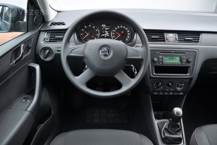 Teszt: Škoda Rapid, Peugeot 301, Chevrolet Aveo 11 | Vezess Kizárólag kemény, rideg műanyag alkotja a Rapid belsejét, a sivár kialakítást a kiemelkedő összeszerelési minőség ellensúlyozza