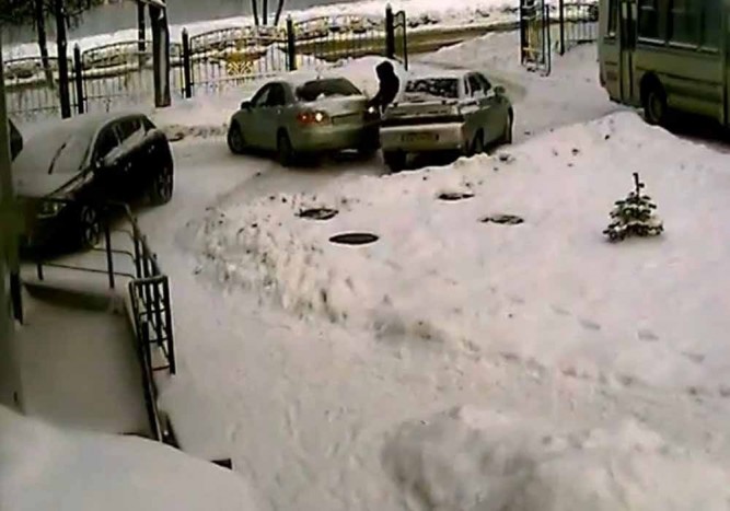 Elütötte segítőjét a parkoló hölgy