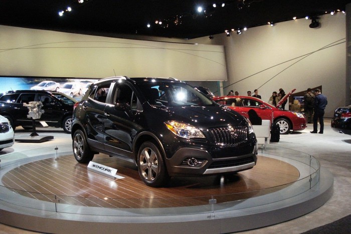 Detroiti Autószalon egy magyar autódizájner szemével 14 Ez meg itten a Buick Encore nevű Opel Mokka-testvér. Egyik sem tetszik - mondja Marci