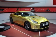 A Nissan egy speciális GT-R-t adományozott új reklámembere, Usain Bolt alapítványának, amelyet később elárvereznek. Jamaikai gyerekek oktatására fordítják a bevételt