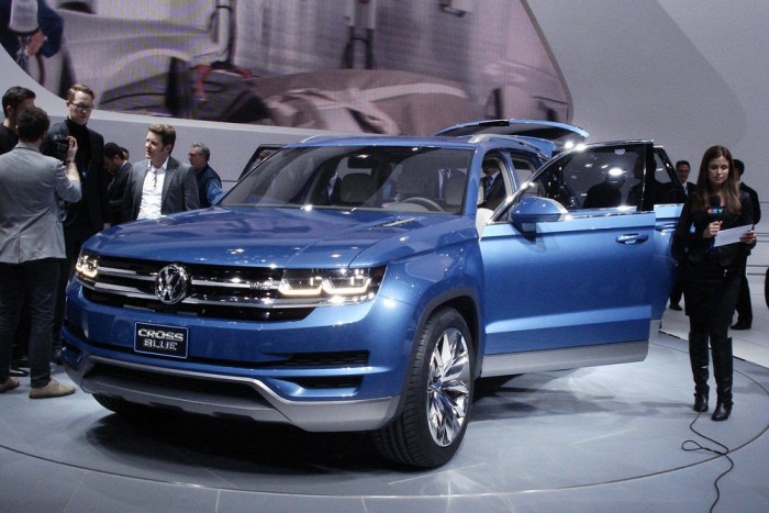 Detroiti Autószalon egy magyar autódizájner szemével 19 Nem volt egyszerű lefotózni a VW CrossBlue-t. A hibrid 190 lóerős, 400 Nm nyomatékú TDI motorja mellé két villanymotort szereltek