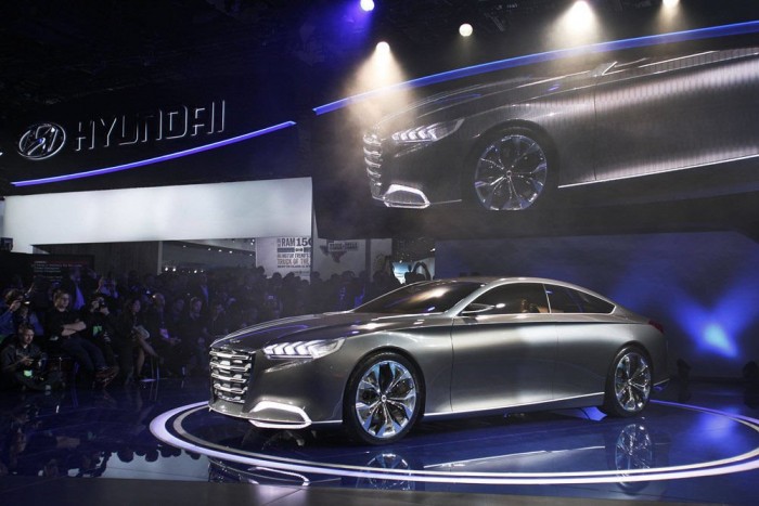 Detroiti Autószalon egy magyar autódizájner szemével 10 Nem igazán tetszett a Hyundai HCD, túl magas a motorháztető, és az elején lévő single-frame szerűséget is túlzásnak tartom. A márka mostanában egészen szép autókat csinált, ez most nem közülük való
