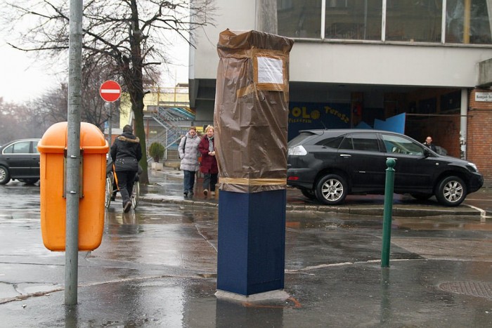 Fizetős parkolás a II.kerületben is 6 | Vezess Sötétkék totemoszlopok lepték el az uszoda környékét is