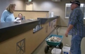 Talicskával hordta a pénzt kocsijába