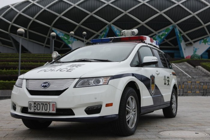 Kínai zsaruk villanyautóban 3 | Vezess BYD e6: 140 km/óra végsebesség, 300 km hatótávolság, sajátos esztétikum.