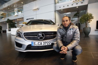 Hamilton kipróbálta a kecskeméti Mercedest