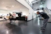 Hamilton kipróbálta a kecskeméti Mercedest 17