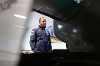 Hamilton: Nem helyettesíthetem Schumachert