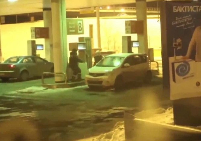 Benzint locsolt autójára egy hibbant nőszemély