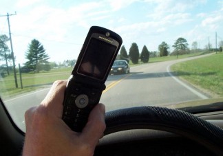 Álló autóban is tilos telefonálni?