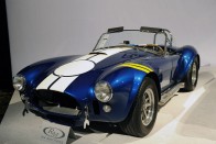 Gyárilag félig előkészített Shelby Cobra versenyautó. Félmilliárd forintot ért vevőjének