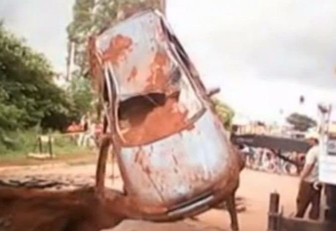 Horrorfilmbe illő kráter nyelt el egy autót