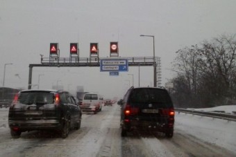 Tart a háború az értelmetlen táblák ellen