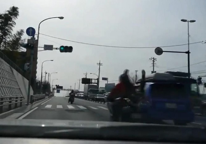 Motorról hagyta el gyermekét a figyelmetlen szülő