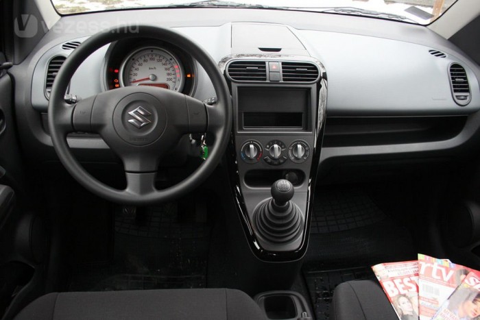 Teszt: a legolcsóbb magyar autó 8 | Vezess Ugyanilyen műanyag borítja a drágább modellek műszerfalát is, a minőségérzet elfogadható