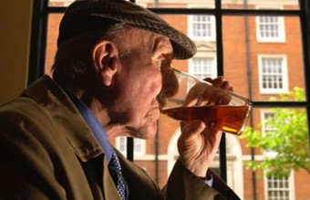 Az öregek kapatosan is vezethetnének