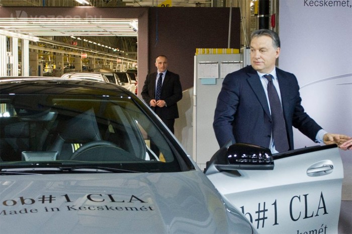 10 métert vezette Orbán az új Mercedest 1 "Erő és szépség. Ez jut eszembe, ha az új CLA-ra tekintek. Pontosan ilyen Magyarországot szeretnénk, erőset és szépet? mondta Orbán VIktor, miután kiszállt az általa 10 métert vezetett legelső sorozatgyártású Mercedes CLA-ból.