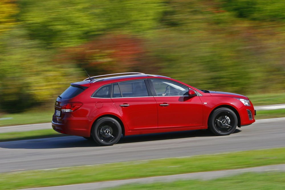 Elvileg a mérsékelt fogyasztású és jó erőben lévő benzines turbómotor optimális volna a Cruze kombihoz. A listaárak azonban felülírják ezt a kombinációt