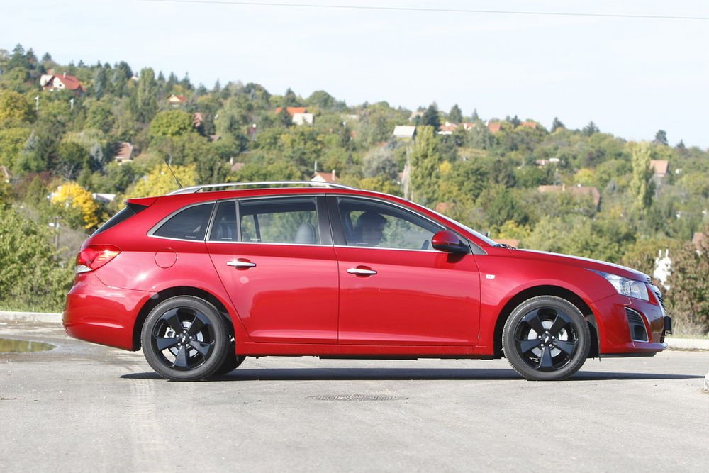 Csak az ötajtóshoz és a kombi a rendelhető a turbós benzines motor, a négyajtóshoz nem