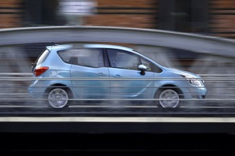 Közös Opel-Peugeot egyterű