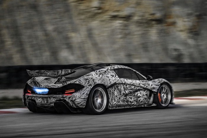 Lángot hány a McLaren sportkocsija 5 | Vezess Híres versenypályák alaprajzát szőtték bele a rejtőmintába a P1 dizájnerei