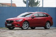 A Mazda 6 formanyelvét a japán marketingesek a Kodo kifejezéssel akarják belénk sulykolni: ez a szó a vadállatok mozgásának természetességét fejezi ki. Állítólag