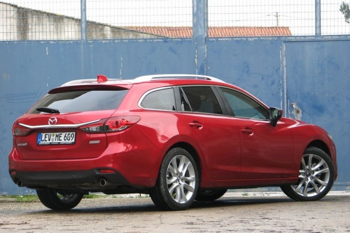 Új Mazda6: a Passat ráncos vénség mellette 1 Akár Kodo, akár nem, a domborítások, élek rafináltak és hatásosak. A Mazda 6 szebb, érdekesebb autó lett, mint volt