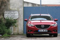 Szemből a szárny alakú krómcsíkot tessenek észrevenni, erre nagyon büszke a Mazda