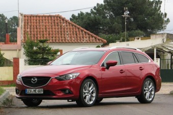Új Mazda6: a Passat ráncos vénség mellette
