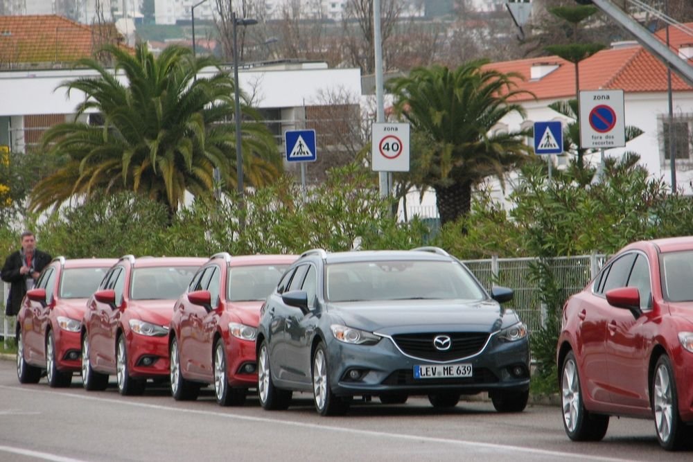 Szép Mazdák Portugáliában az újságírók tiszteletére felsorakoztatva