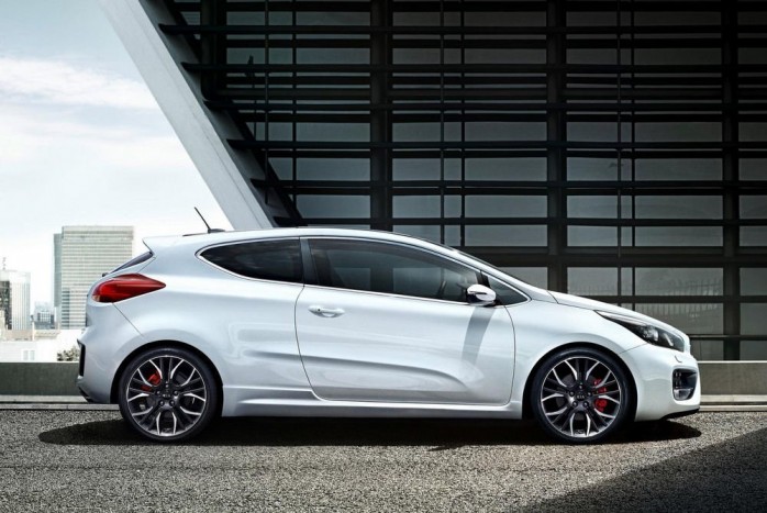 Tüzesebb kupé a Kiától 3 | Vezess Mindkét lökhárítót átrajzolták, szinte orra bukik a karosszéria