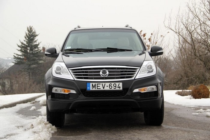 Megjelenésében tovább fejlődött a Rexton W, a frontrész teljes átfazonírozáson esett át. 