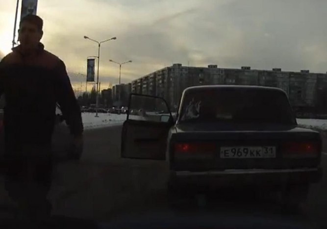 Lada-ajtót tört a bosszúálló autós