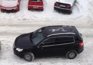 Szőke nő küzdelme a parkolással