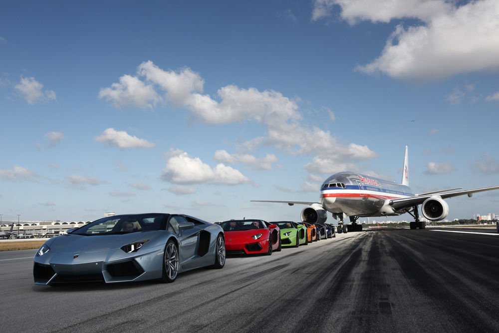 Lenyitott tetővel, 335 km/óra sebességgel száguldott végig öt Lamborghini Aventador Roadster a Miami repülőtér aszfaltján, miközben zavartalanul zajlott a légi forgalom