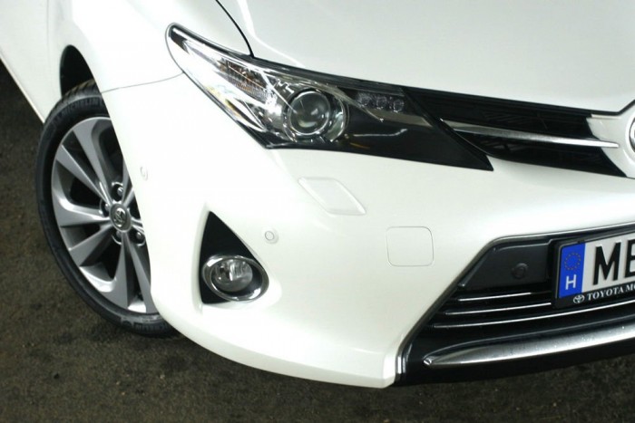 Auris Hybrid – A Golf japán kihívója? 2 Harcos, szigorú tekintet! Az Auris nem keres kapcsolatot az európai ízléshez, és ez az idegen hangulat messzemenően jól áll neki