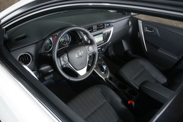 Auris Hybrid – A Golf japán kihívója? 4 A stílussal, formával nincs baj, csak a felhasznált anyagok minősége marad el a kompaktok élvonalától