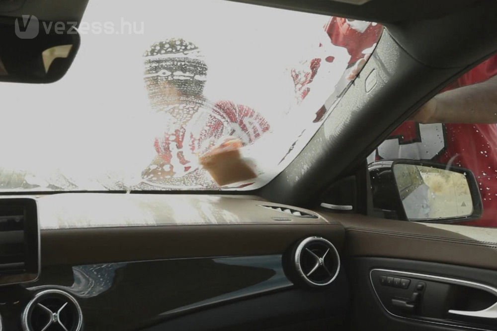 58151_459528_1000x700.jpg | Vezess | Vezess Ej, micsoda csavar! Nem a bombanő mossa az autót