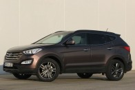 A Hyundai Santa Fé hagyományosan a középső méret a koreai márka hobbiterepjárói közt; a tornasor: Tucson (ix35), Santa Fé, Veracruz (ix55). A hagyománynak most vége: a nyugdíjazott Veracruzt a 10,5 centivel megnyújtott Santa Fé váltja ki